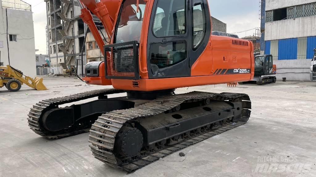 Doosan DX 225 Гусеничные экскаваторы