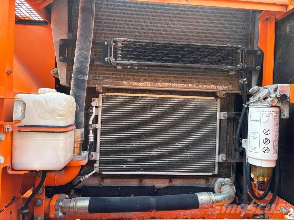 Doosan DX 300 LC Гусеничные экскаваторы