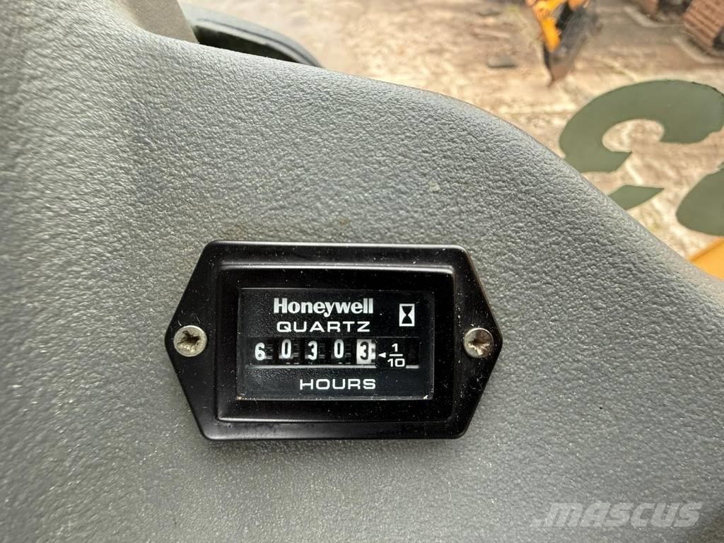 Komatsu WB 93 S-5 Экскаваторы-погрузчики