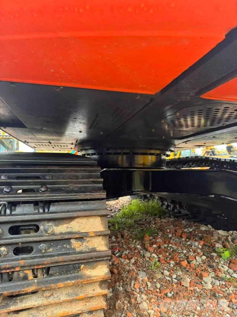 Hitachi ZX 200 Гусеничные экскаваторы