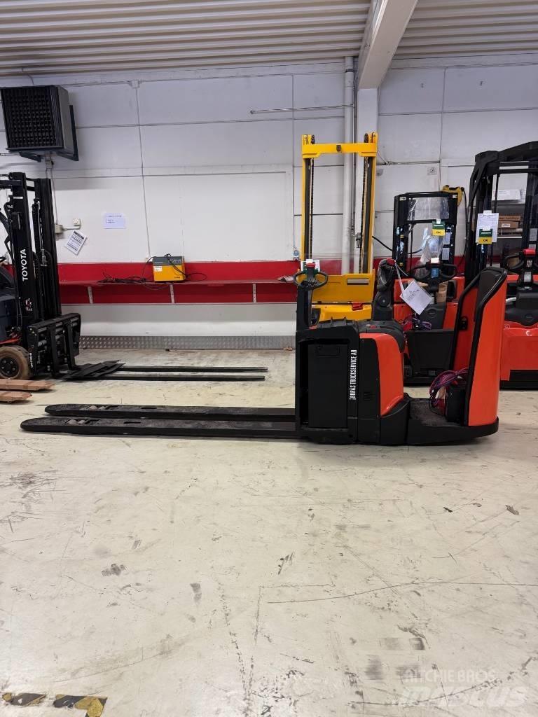 BT truck LPE 250 Самоходные электроштабелёры