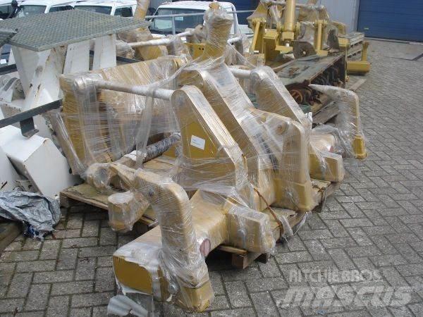 CAT 140M/160M Ripper Строительная техника - Другие