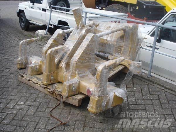 CAT 140M/160M Ripper Строительная техника - Другие