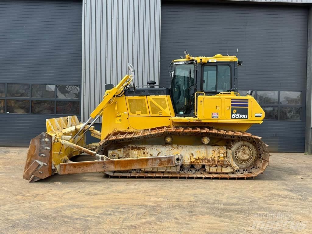 Komatsu D65PXi-18 Гусеничные бульдозеры