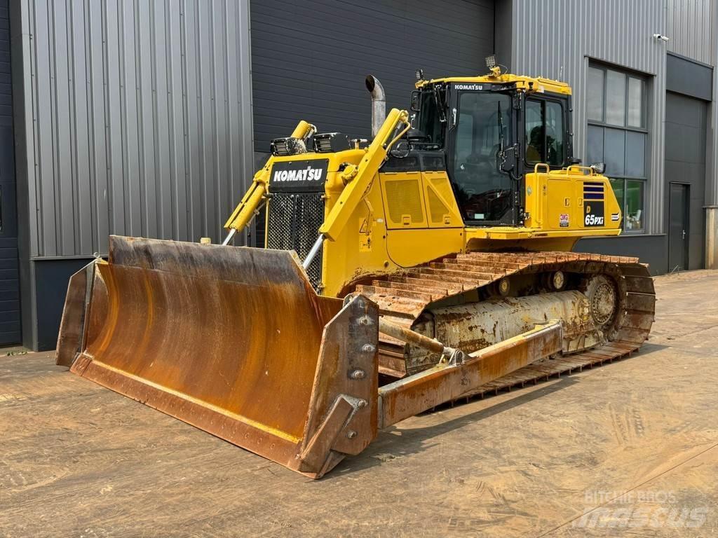 Komatsu D65PXi-18 Гусеничные бульдозеры
