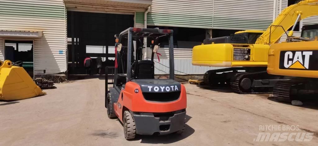 Toyota 8 FDN 30 Дизельные погрузчики