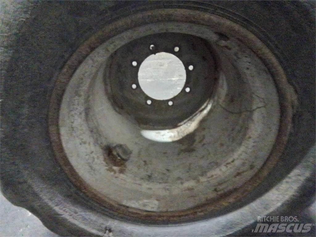 Valmet 820 24x22,5 Шины и колёса