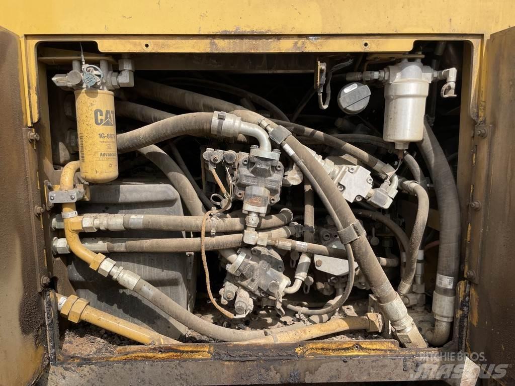 CAT AP555F Асфальтоукладчики