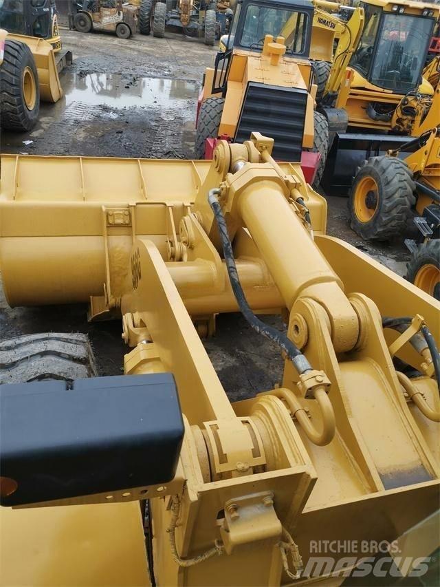 CAT 966G Фронтальные погрузчики