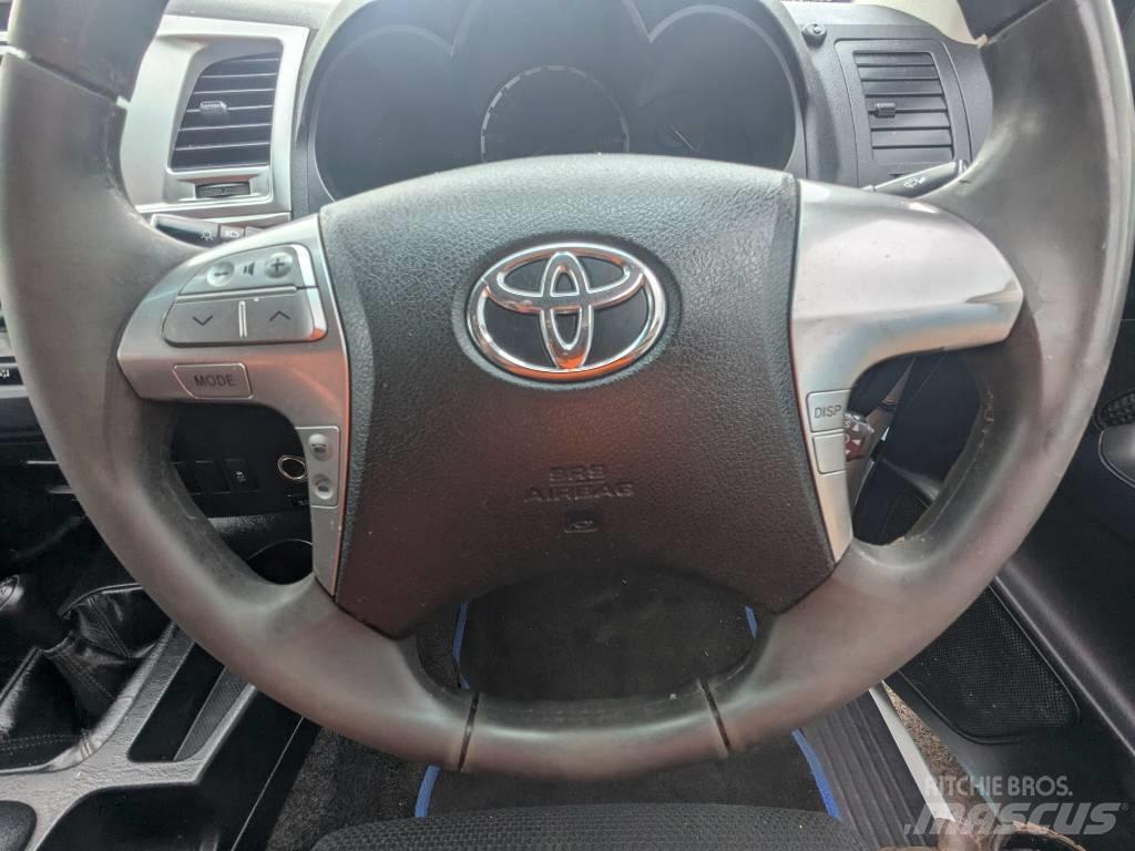 Toyota Hilux Бортовые фургоны
