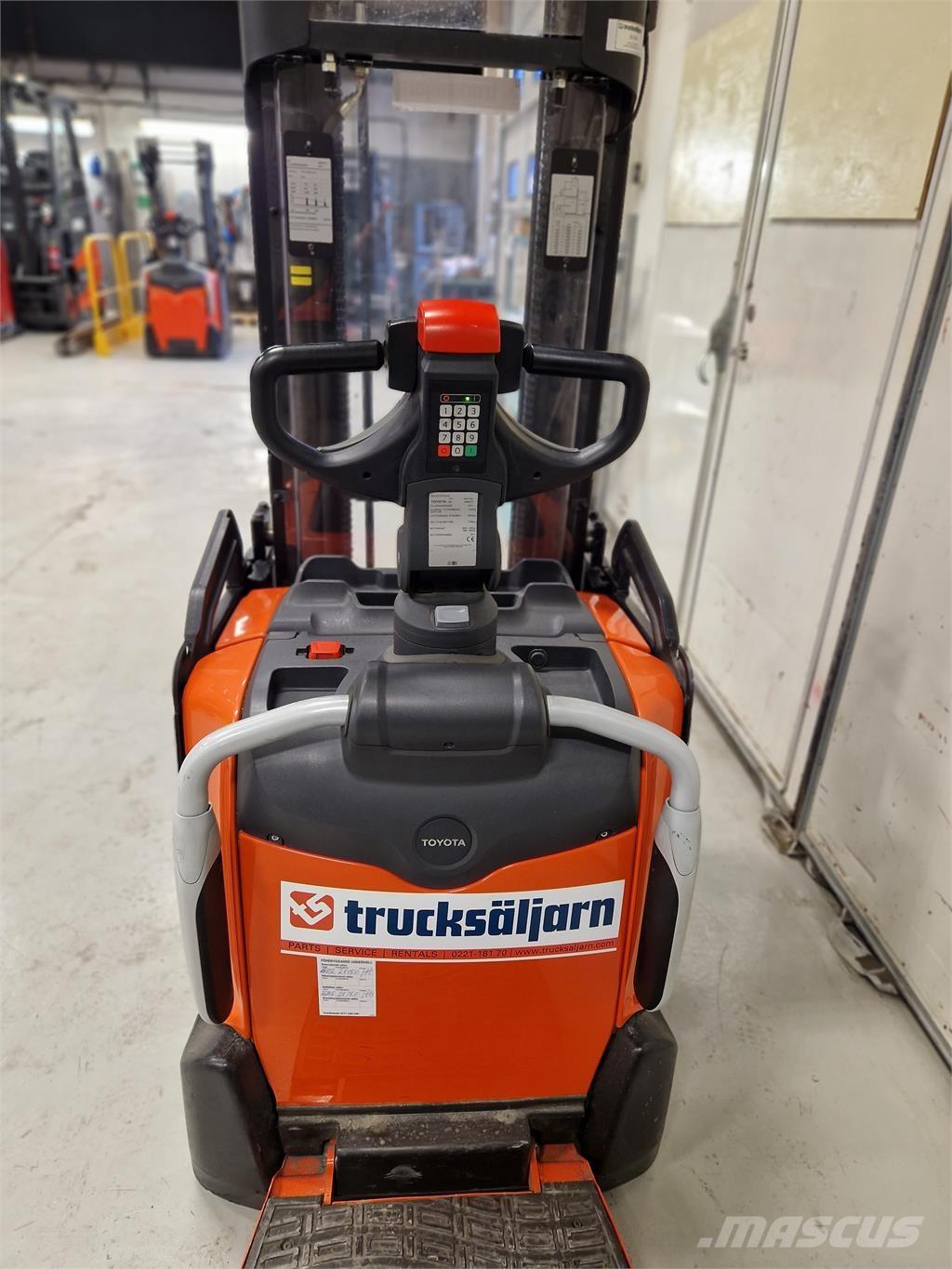 Toyota SPE120L Самоходные электроштабелёры