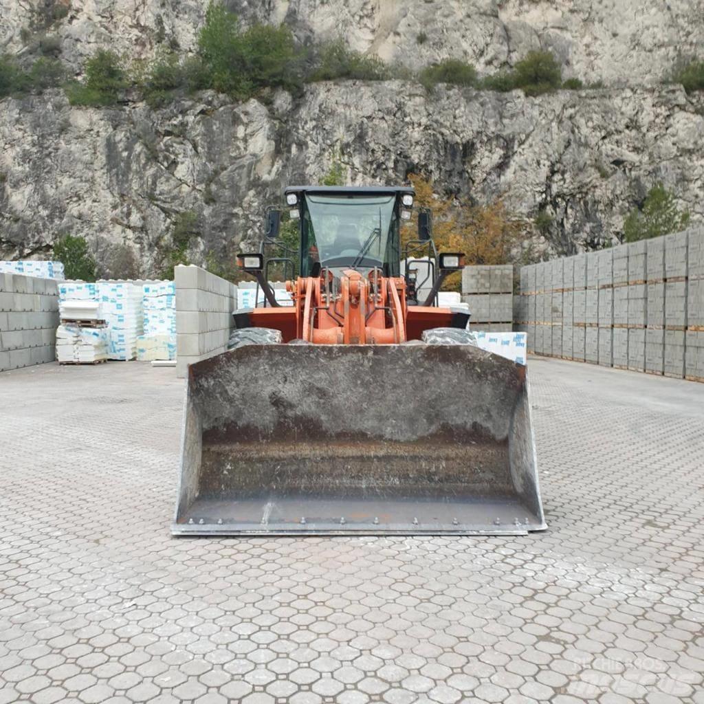 Hitachi ZW 220-5 Фронтальные погрузчики