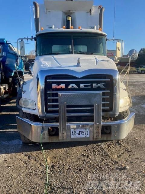 Mack GU813 Грузовики-Самосвалы