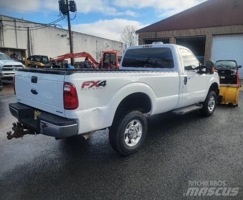 Ford F 250 FX4 Снежные отвалы и плуги