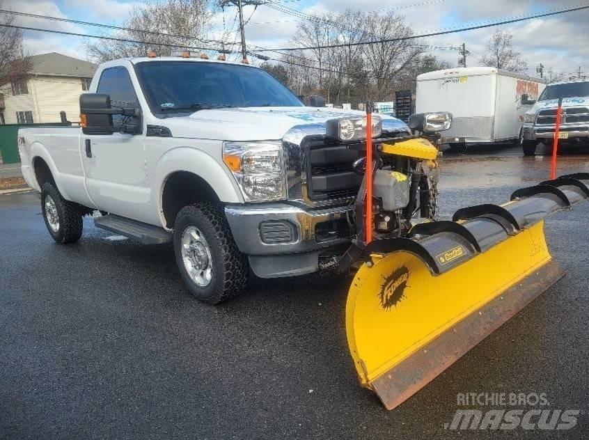 Ford F 250 FX4 Снежные отвалы и плуги