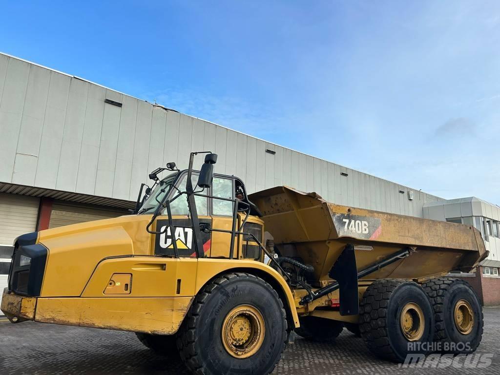 CAT 740 B Шарнирно-сочленённые самосвалы