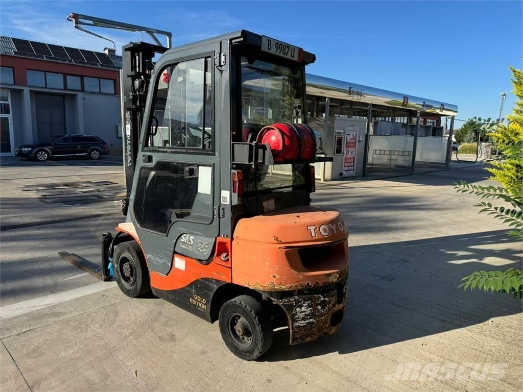 Toyota 7FGF25 Газовые погрузчики