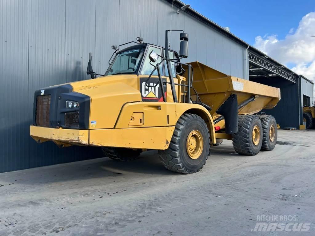 CAT 735B Шарнирно-сочленённые самосвалы