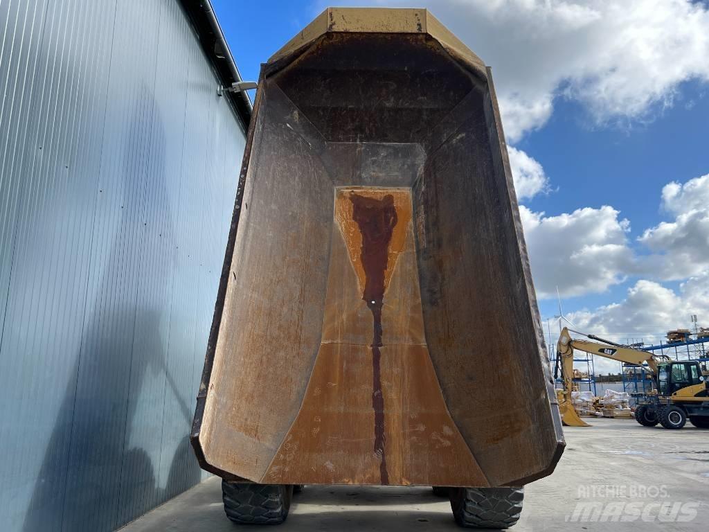 CAT 735B Шарнирно-сочленённые самосвалы