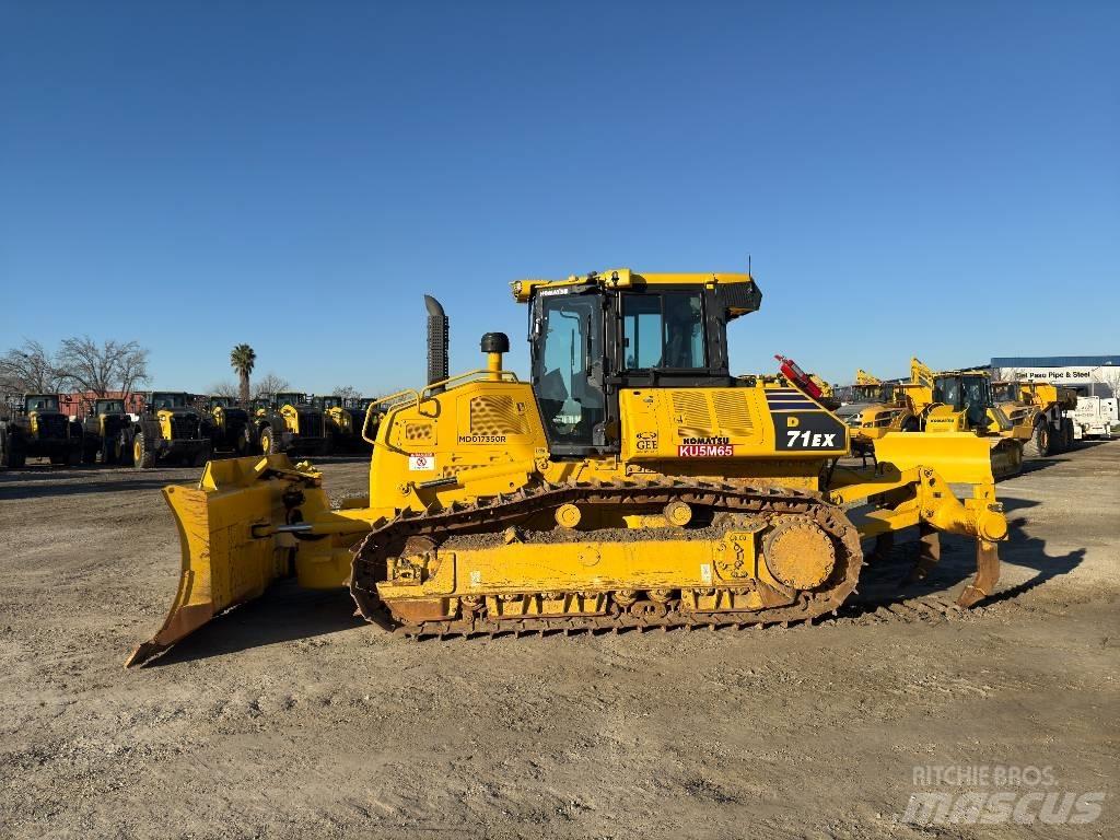 Komatsu D71EX-24 Гусеничные бульдозеры