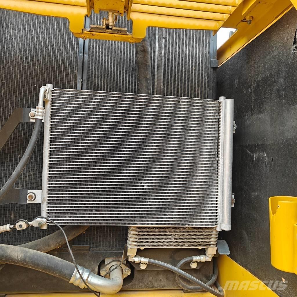 Komatsu 220-8 Гусеничные экскаваторы