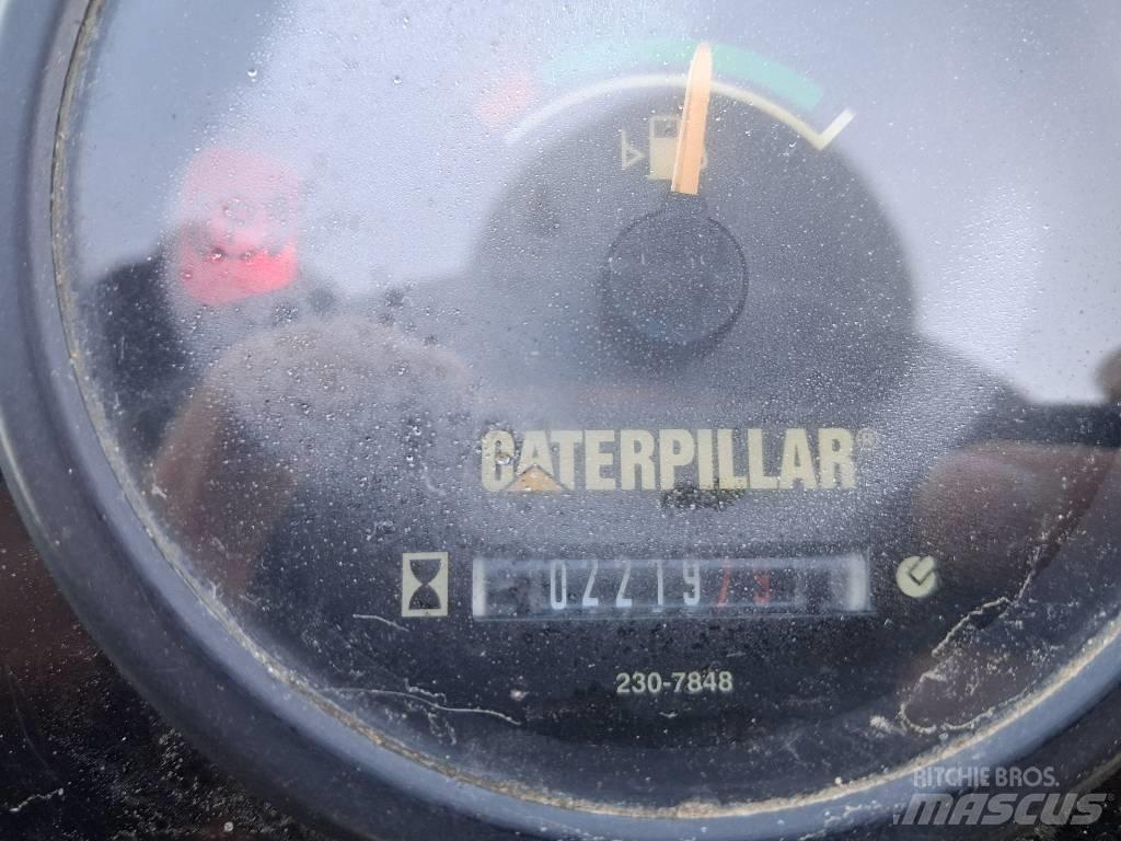 CAT CB 24 Катки тротуарные
