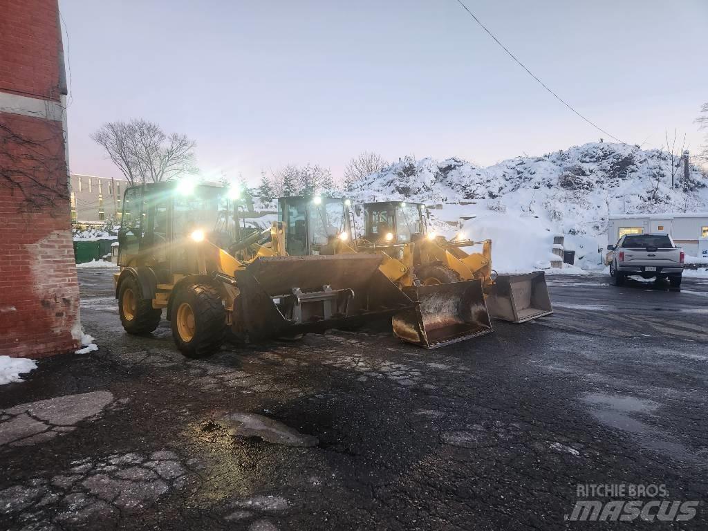CAT 908m Фронтальные погрузчики