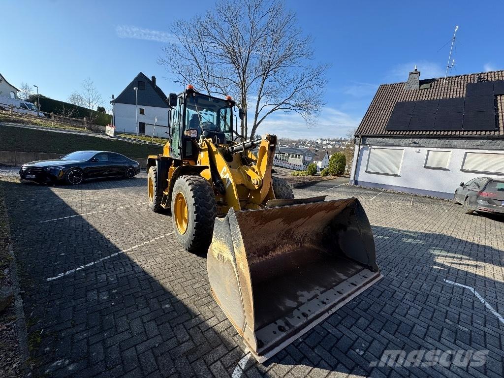 CAT 910M Фронтальные погрузчики