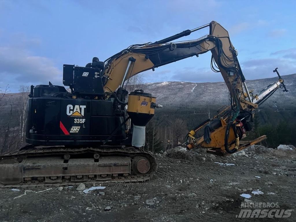 CAT 335 F L CR Буровые вышки
