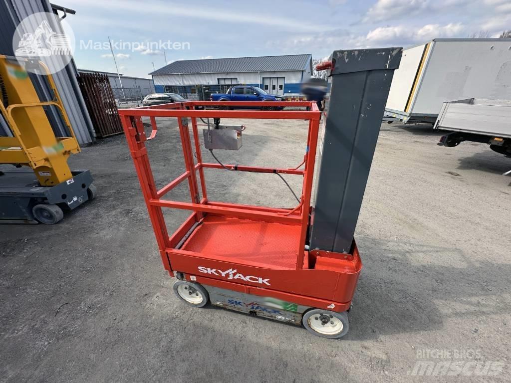 SkyJack SJ 12 Вертикальные мачтовые подъемники