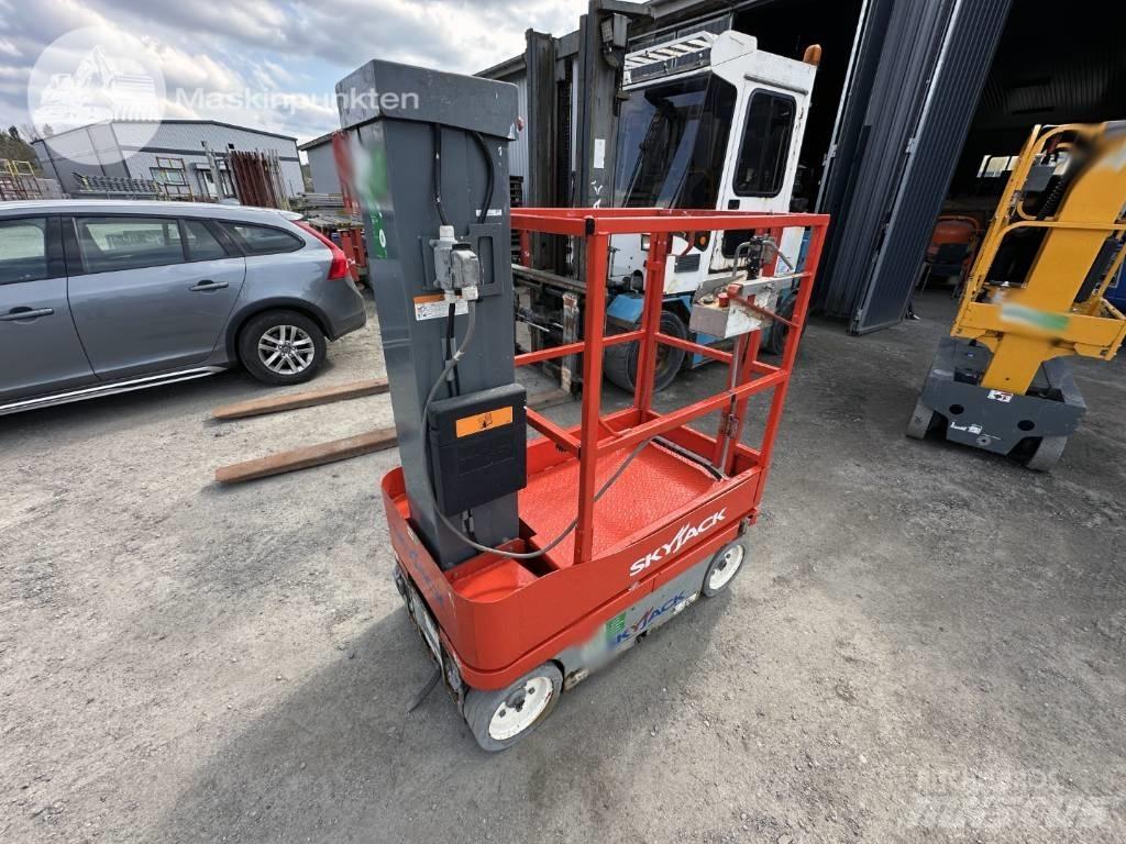 SkyJack SJ 12 Вертикальные мачтовые подъемники