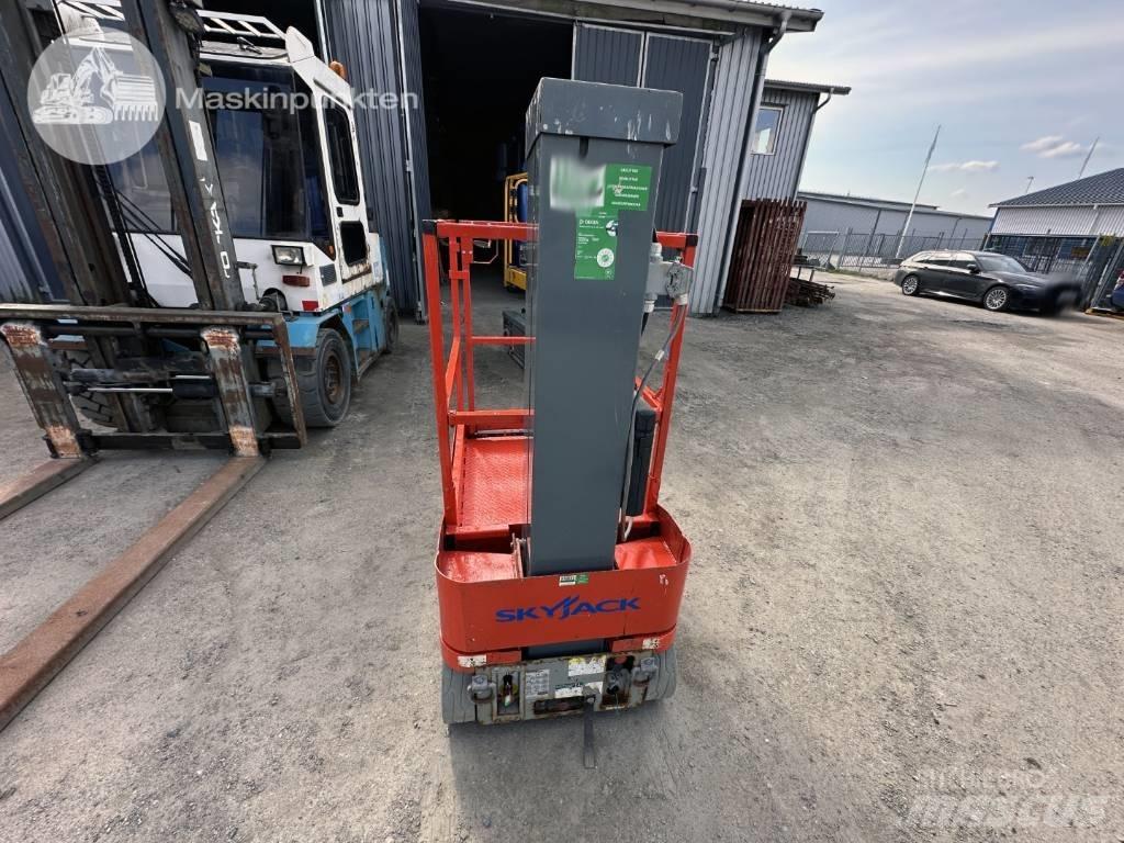 SkyJack SJ 12 Вертикальные мачтовые подъемники