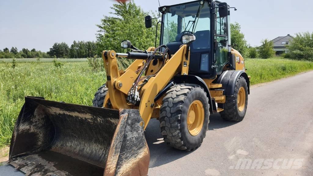 CAT 908M Фронтальные погрузчики