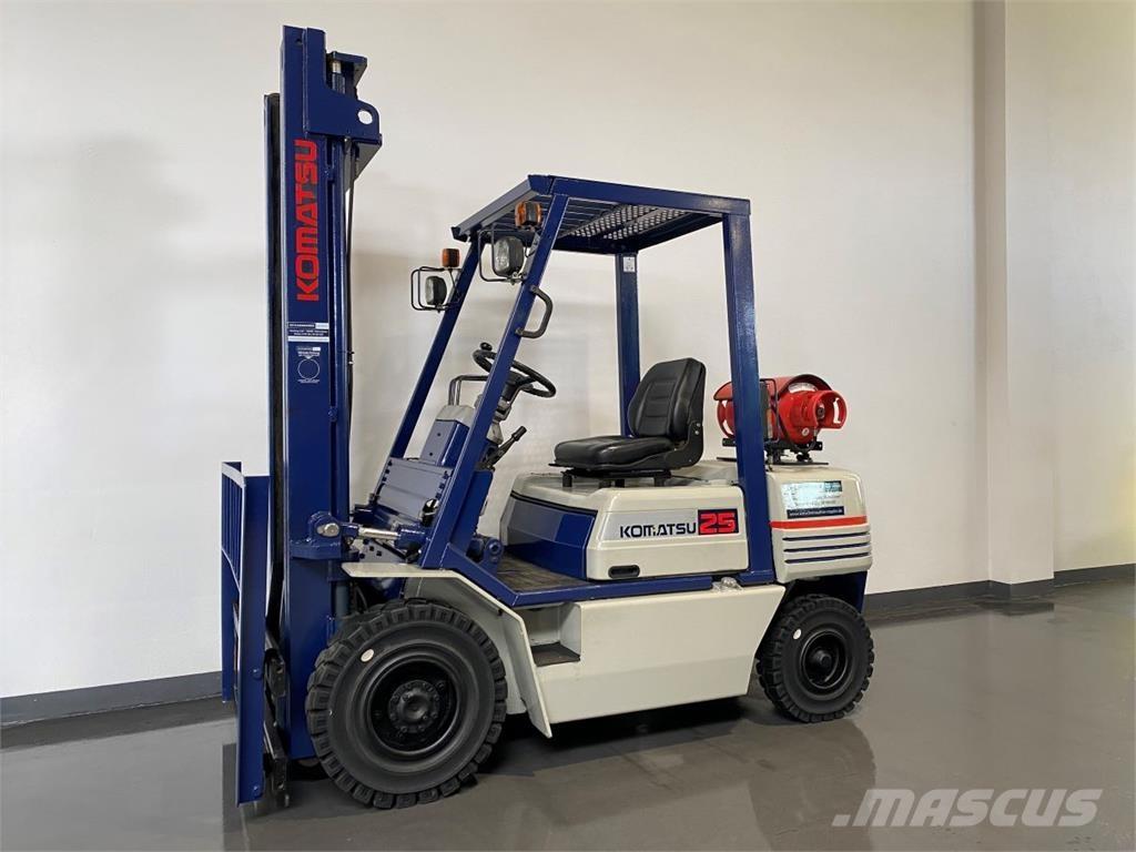 Komatsu FG25T-11E Газовые погрузчики