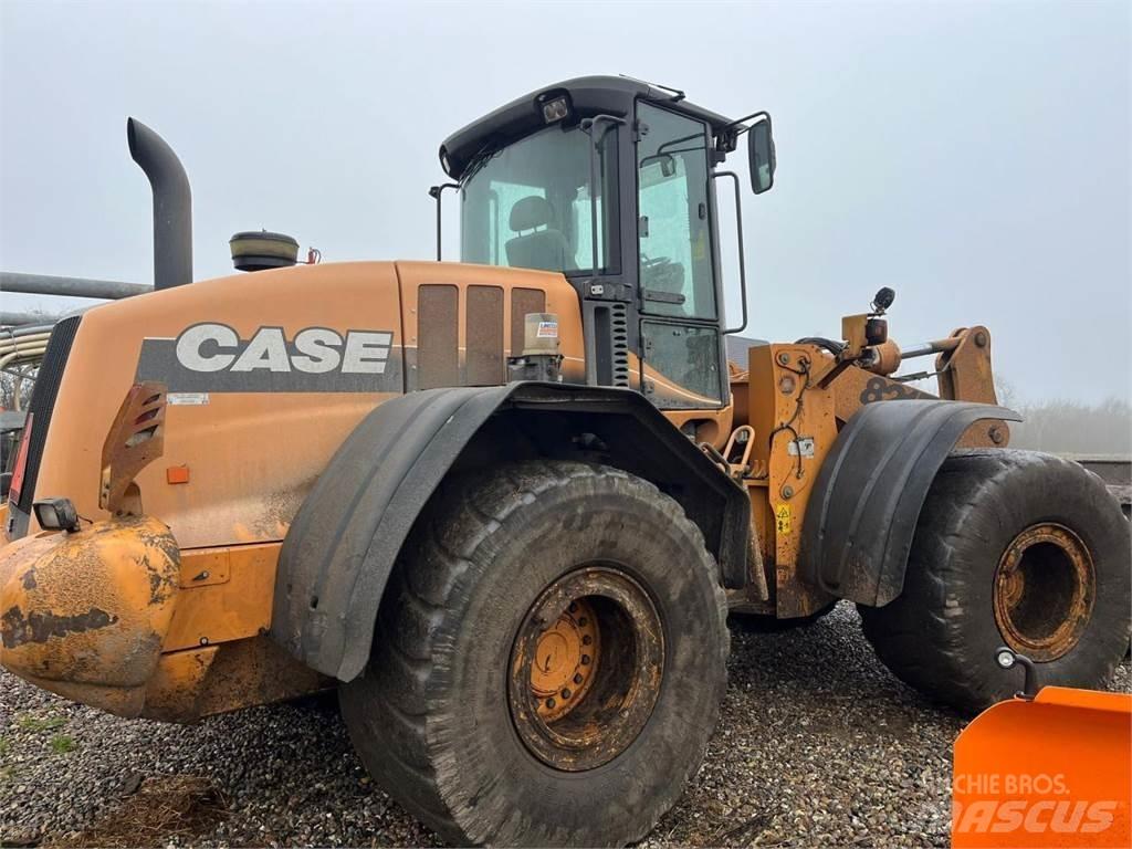 Case IH 821E Фронтальные погрузчики