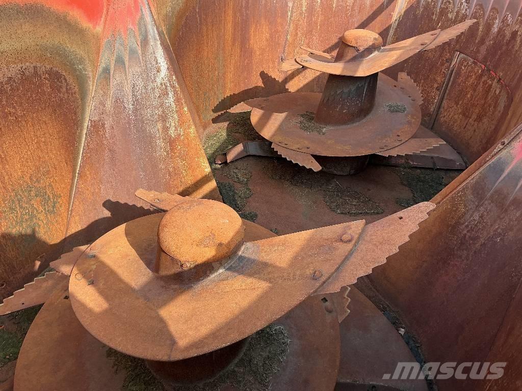 Kuhn EuroMix I Кормораздатчики