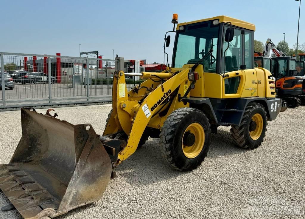 Komatsu WA 75 Фронтальные погрузчики