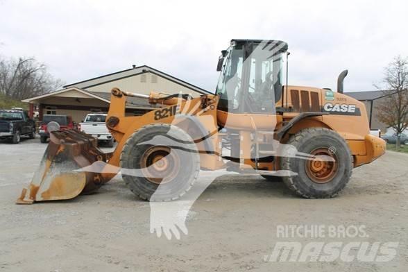 CASE 821E Фронтальные погрузчики
