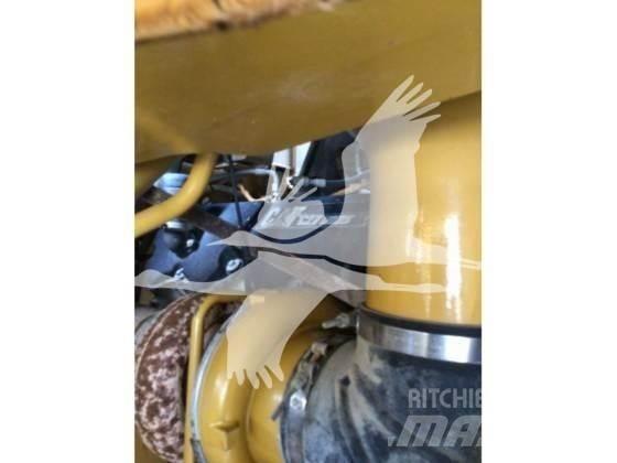 CAT 775F Шарнирно-сочленённые самосвалы