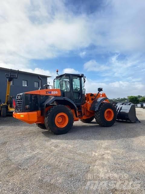 Hitachi ZW 220 Фронтальные погрузчики