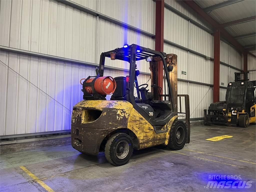Komatsu FG30T-17 Газовые погрузчики
