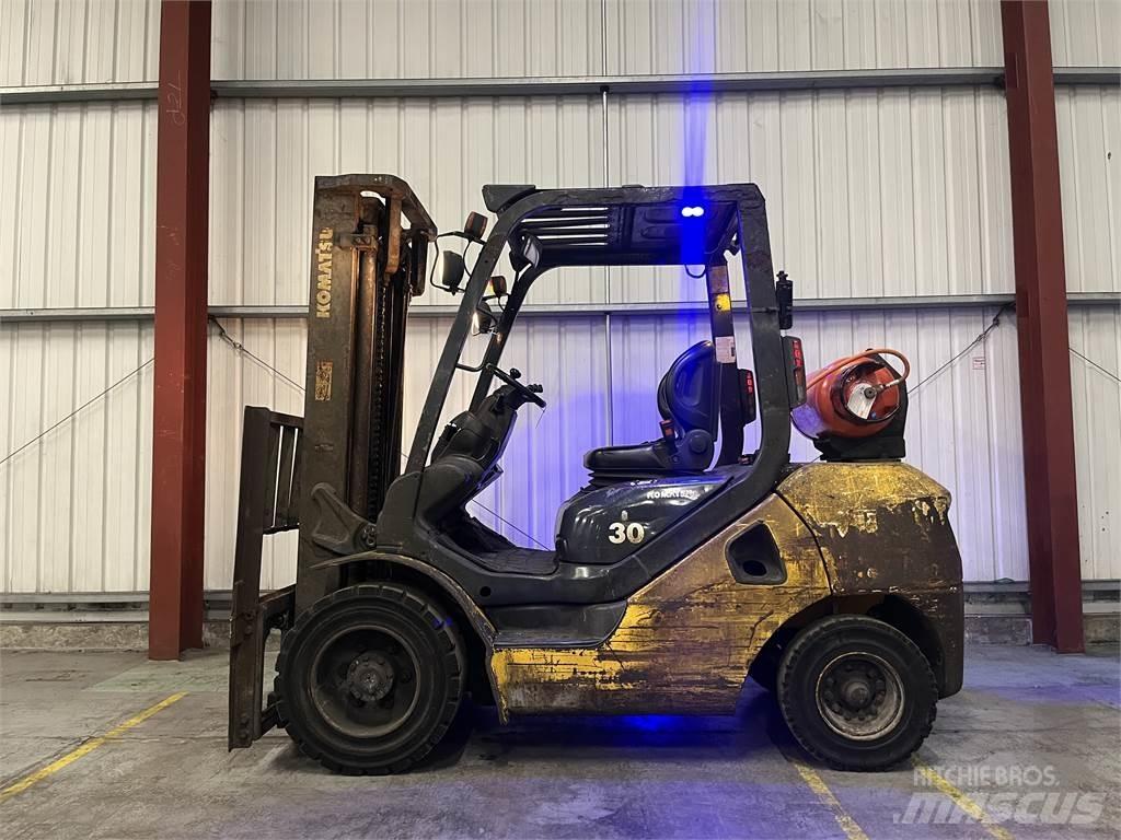 Komatsu FG30T-17 Газовые погрузчики