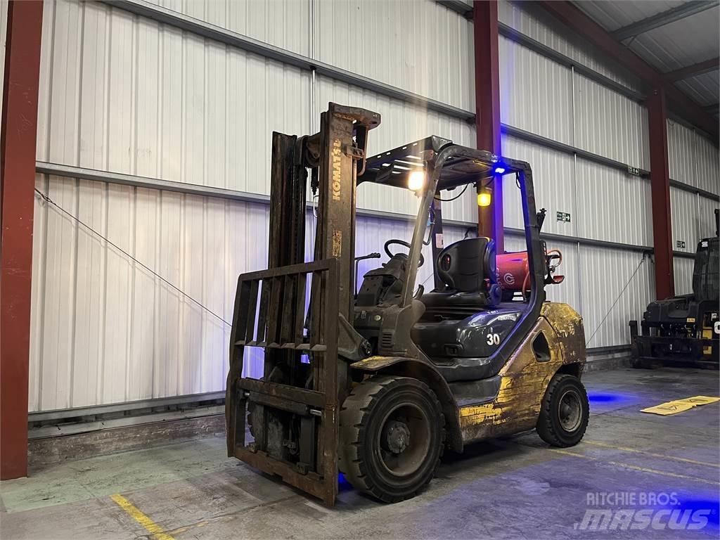 Komatsu FG30T-17 Газовые погрузчики
