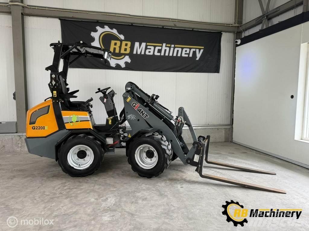 GiANT G2200E Фронтальные погрузчики