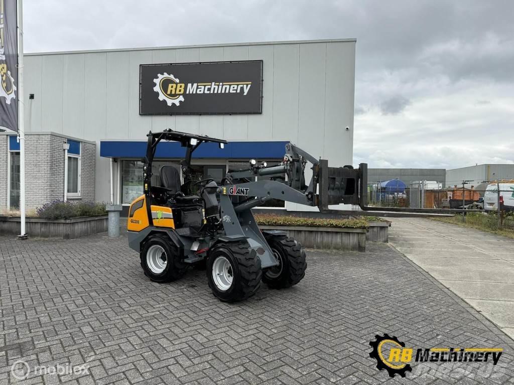 GiANT G2200E Фронтальные погрузчики