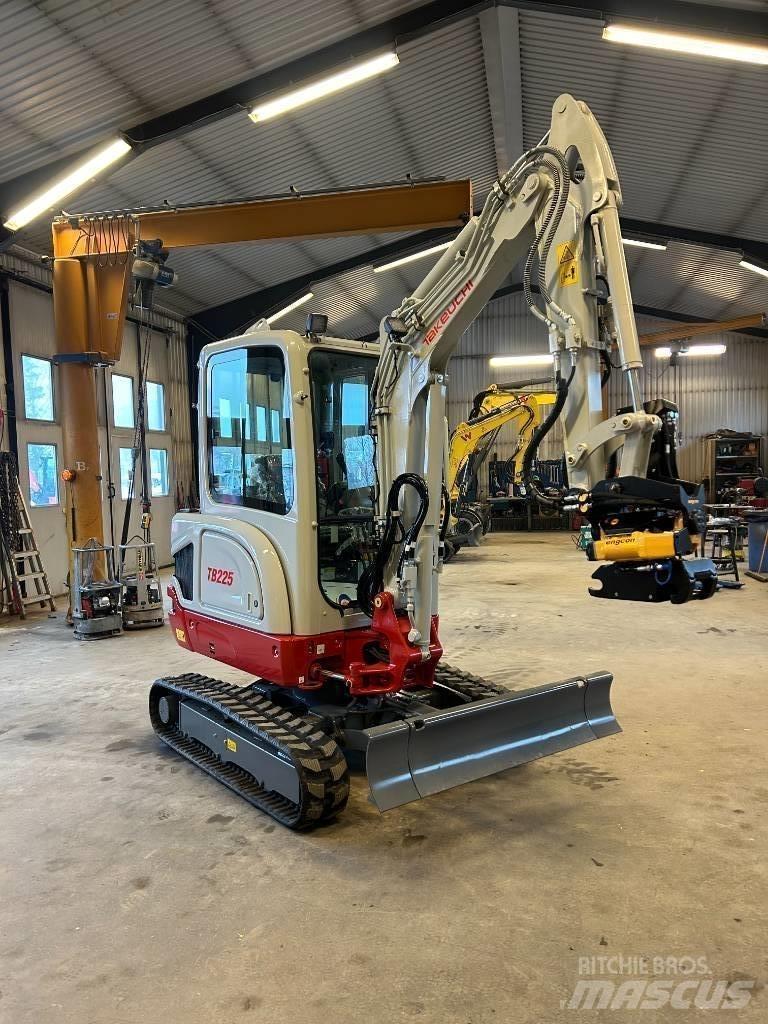 Takeuchi TB225 Мини-экскаваторы