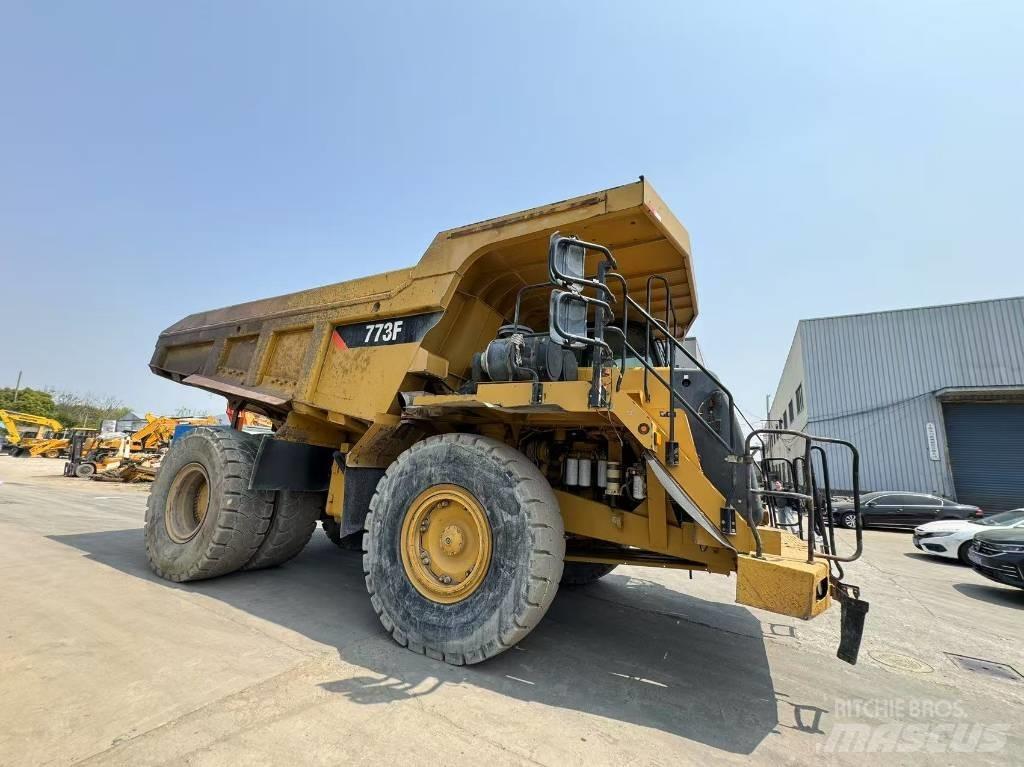 CAT 773 F Шарнирно-сочленённые самосвалы
