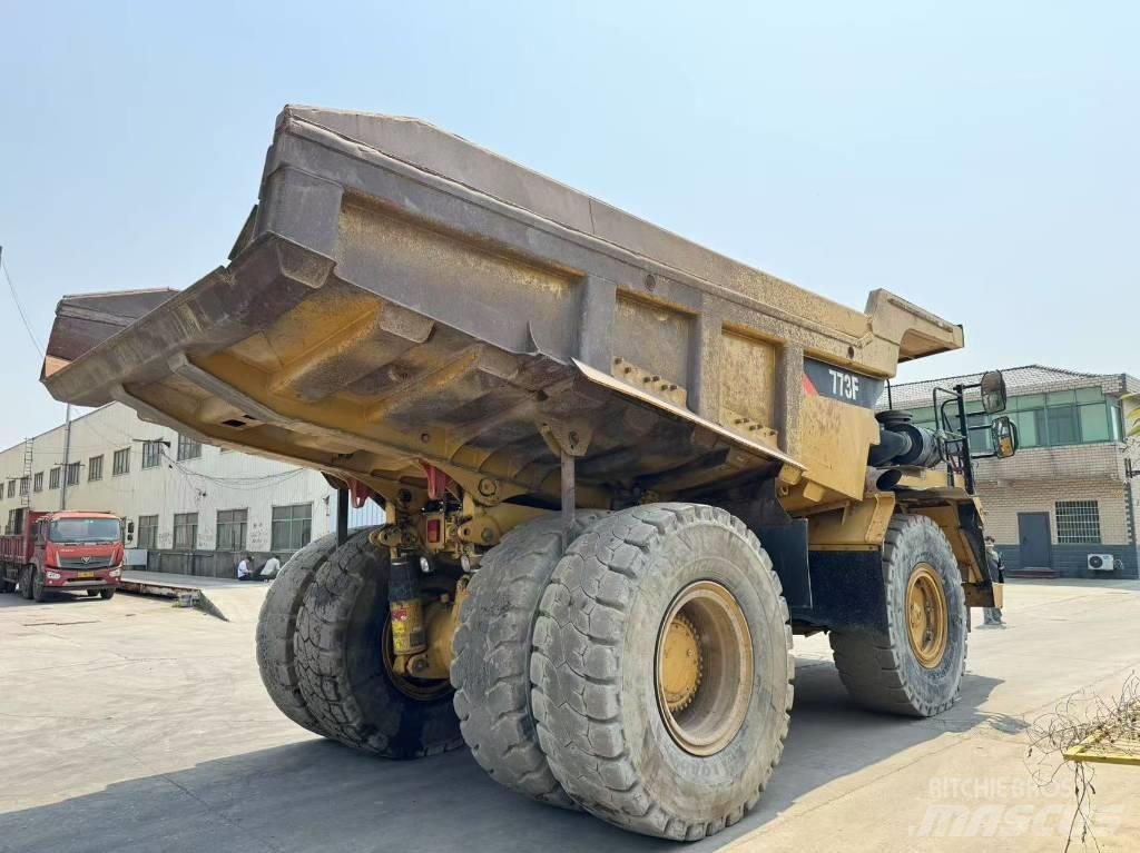 CAT 773 F Шарнирно-сочленённые самосвалы