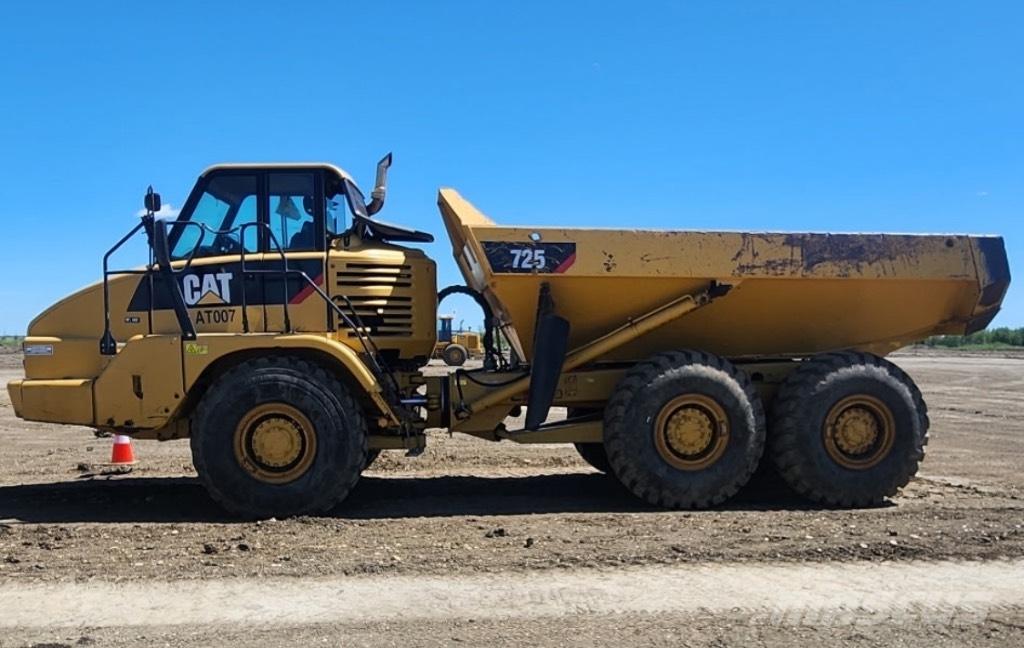 CAT 725 Шарнирно-сочленённые самосвалы