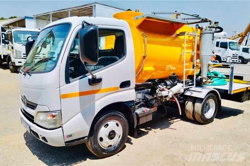 Hino 300 614 Специальные грузовики